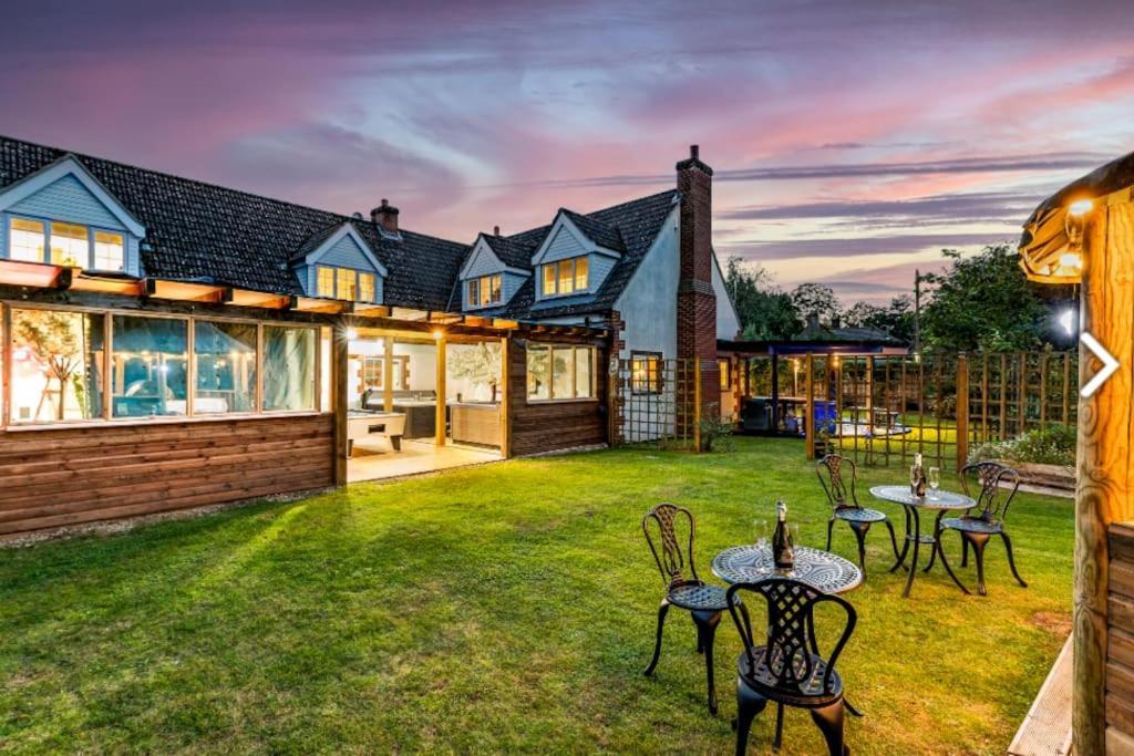 Hen & Stag Retreat Weekend Stay Sleeps 10 To 30 Thetford Exterior photo